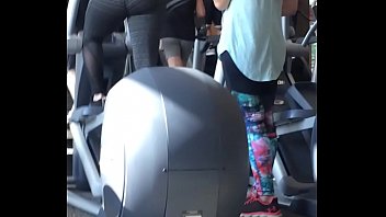 SUPER FIRM MATURE WHITE BOOTY IN TIGHT LEGGINGS WORKING OUT