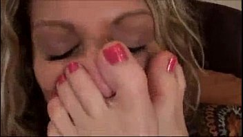 lesbian feet sniffing