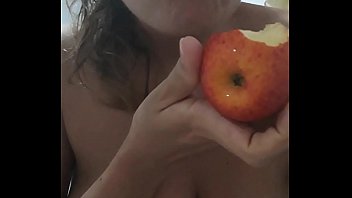 Luara Leal mordendo uma maçã. Valores do sexo virtual pelo Whatsapp 4598051443