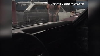 Homem grava vídeo da esposa safada seduzindo mecânico de automóveis