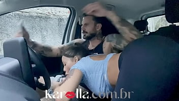 Não me aguentei e chupei meu namorado no carro - www.karolla.com.br