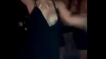 Rubia enseña teta bailando sexy en bar de monterrey